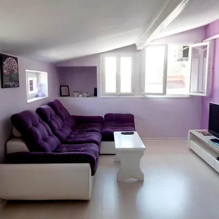 Floor In The Center Of Daire