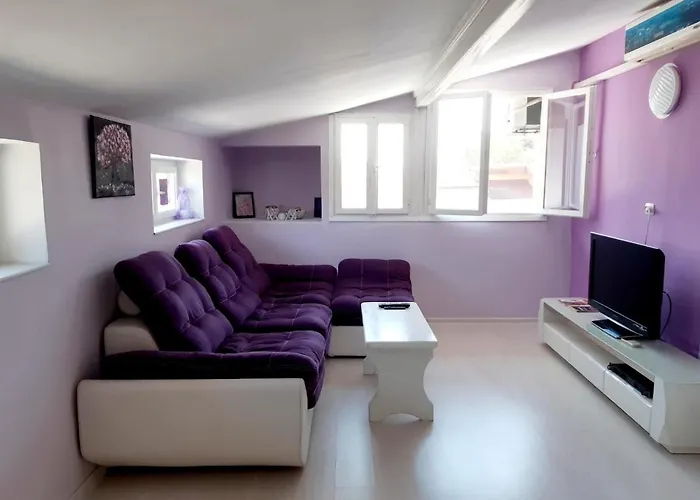 Floor In The Center Of Apartment